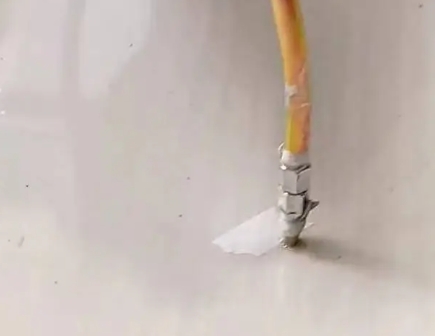 启东瓷砖空鼓维修公司专业解答在瓷砖铺贴过程中，如果使用的砂料过粗（如全部使用了粗砂），可能会导致以下问题