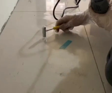 启东瓷砖开裂维修公司专业分享瓷砖在铺贴前如果没有沥干水分，将会导致以下问题